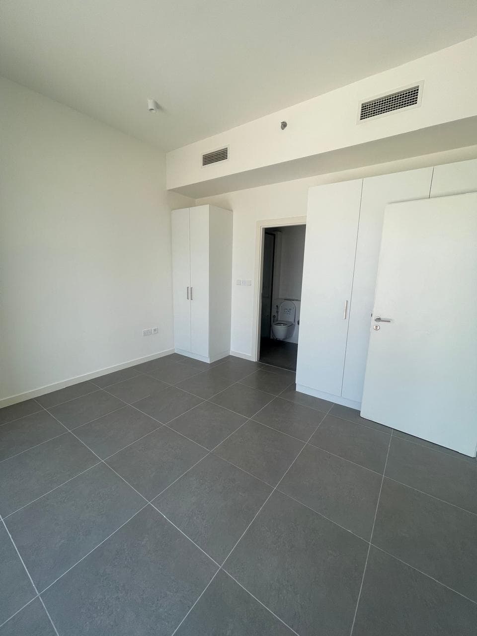 Elegant 1BR | Stunning View | Prime Location — 4