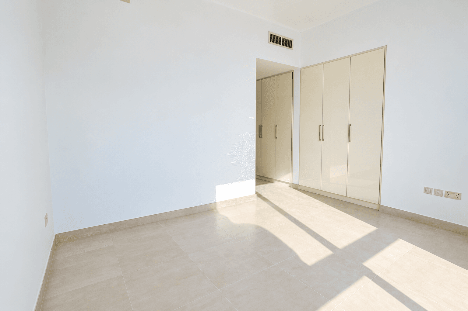Classic 3+1BR | Street and Back Views | Prime Location, 16