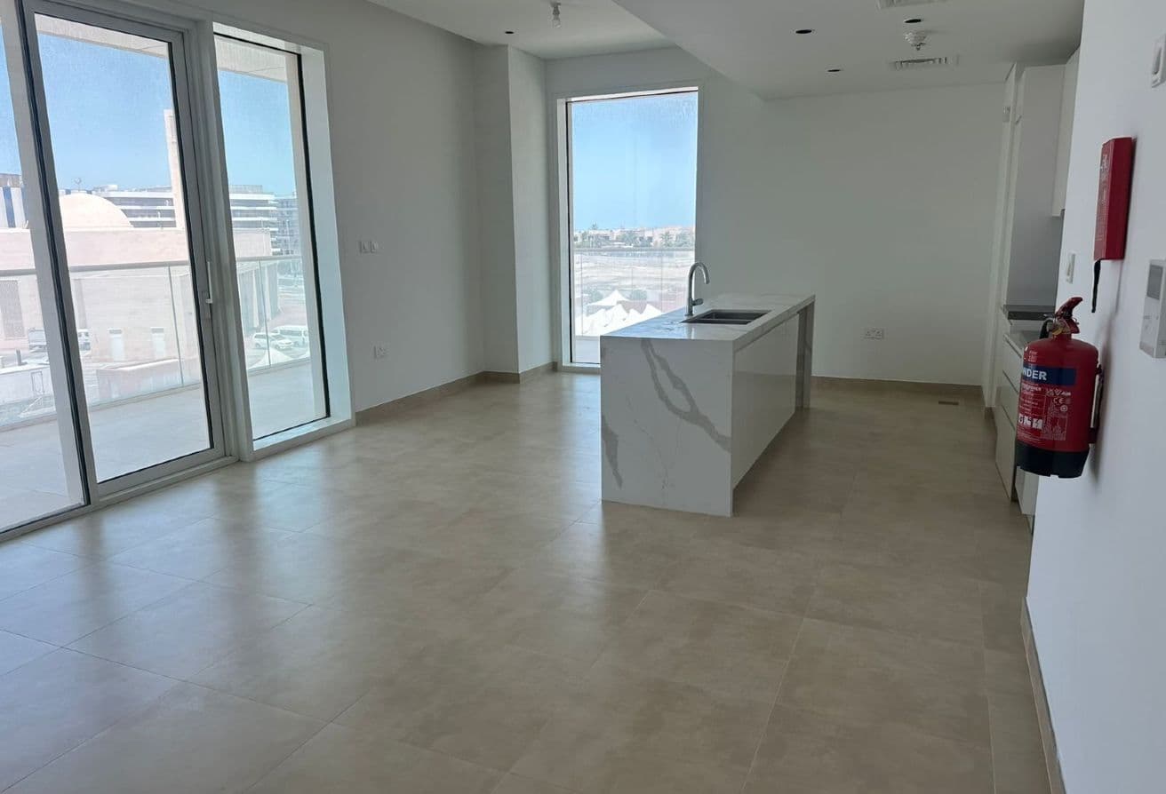 Huge Balcony | Beach Access | Spacious Apt — 2