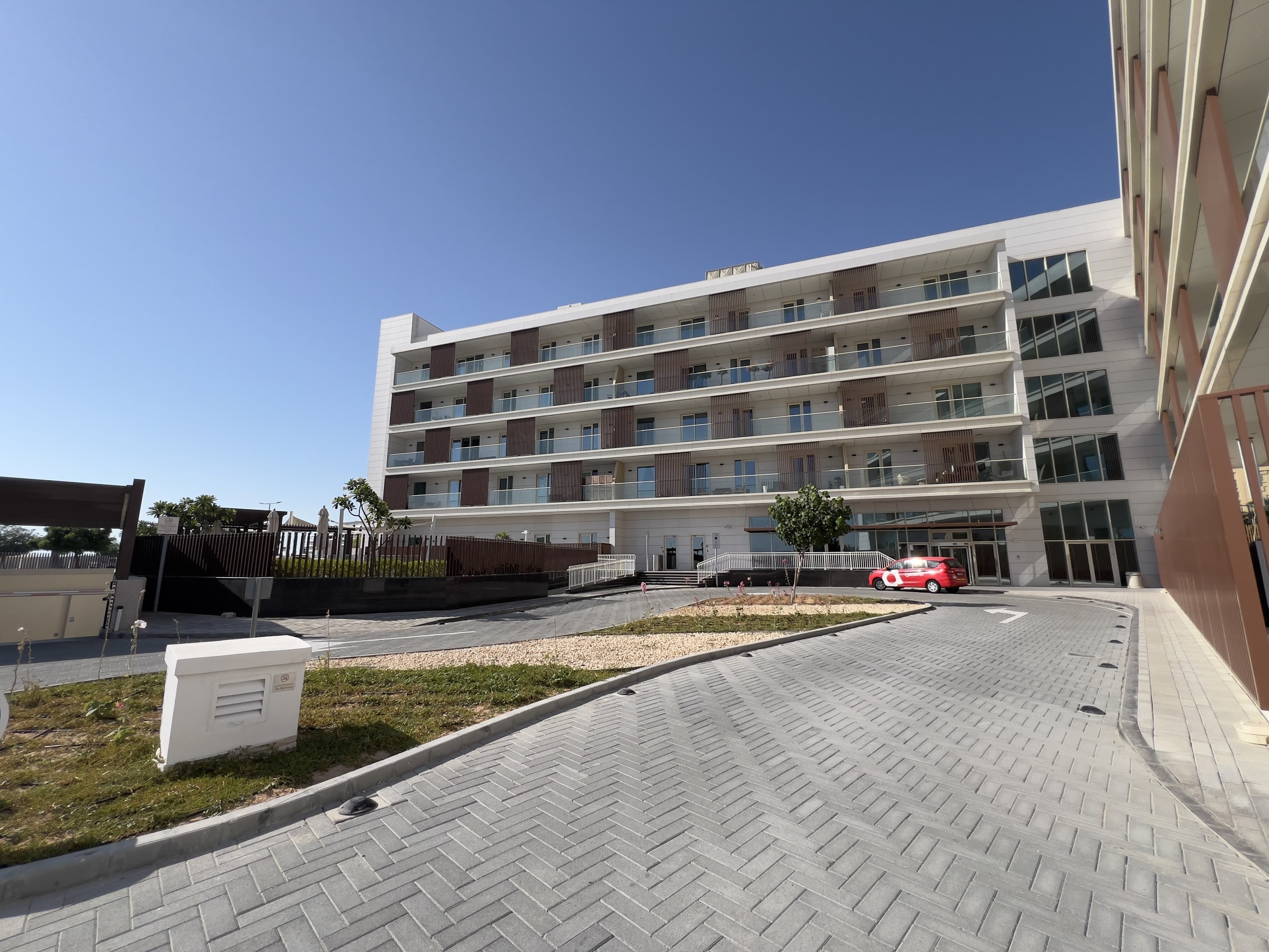 Partial Sea & Pool View | Spacious | Vacant