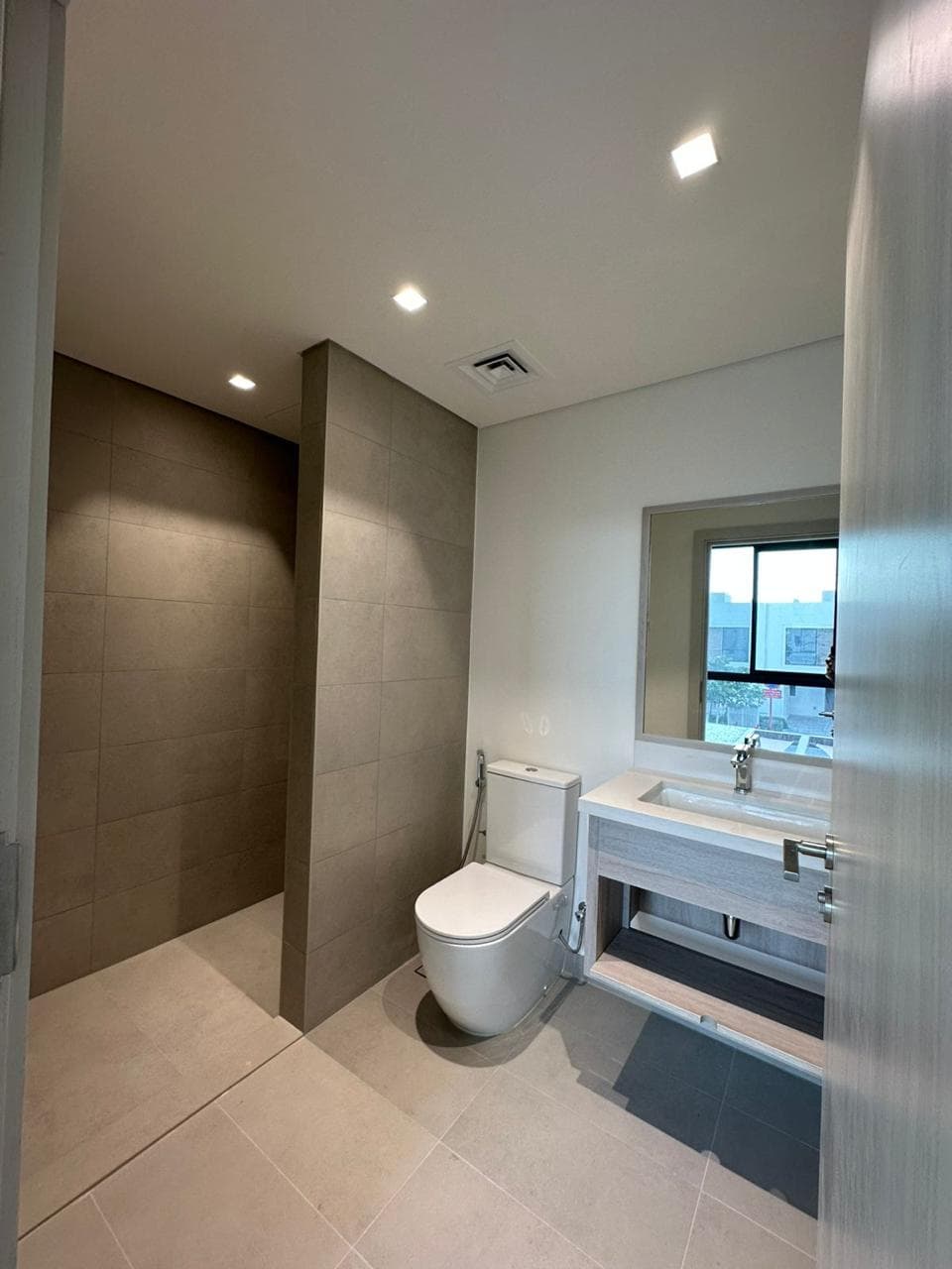 Spacious TH | Luxury Living | Prime Community — 9