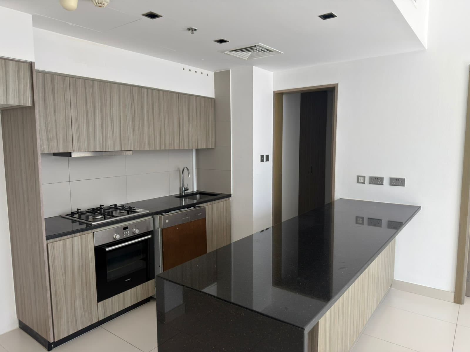 Stunning Apartment | Great Location | Spacious, 13