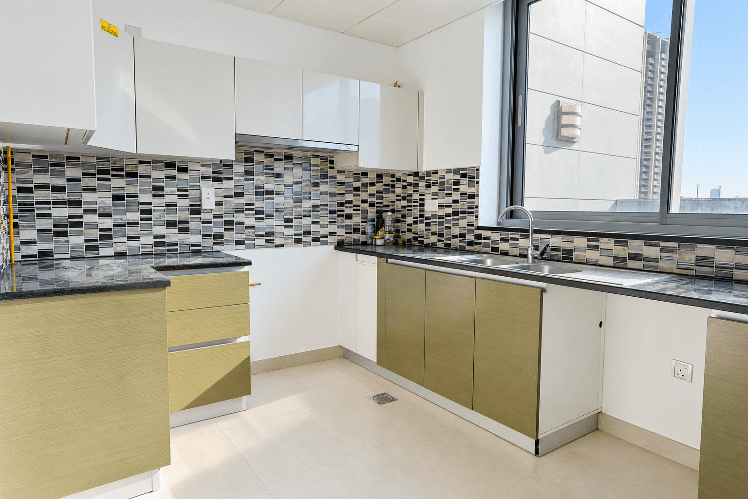 Classic 3+1BR | Street and Back Views | Prime Location, 18