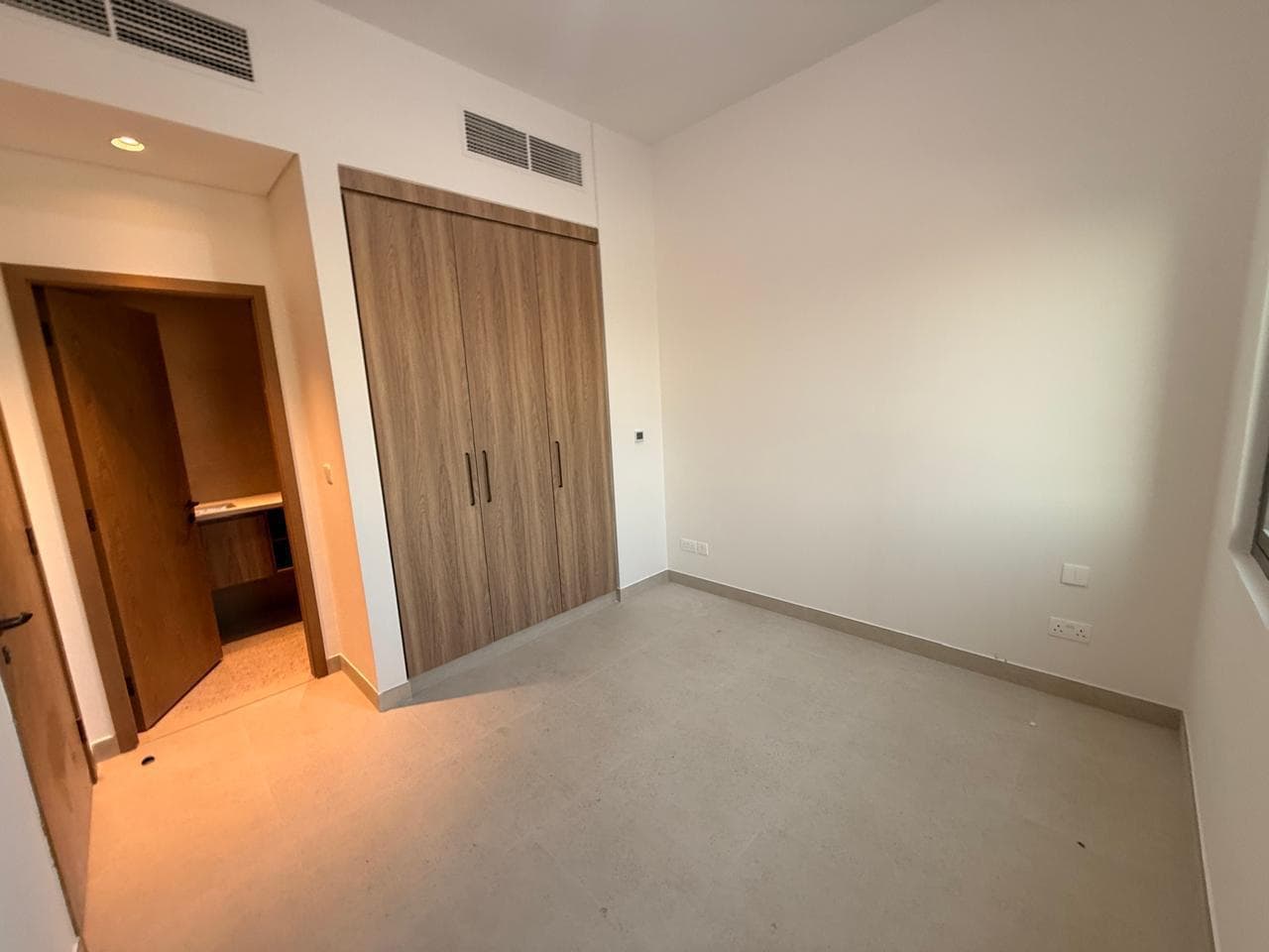 Single Row | Stunning 2BR TH | Prime Location — 8