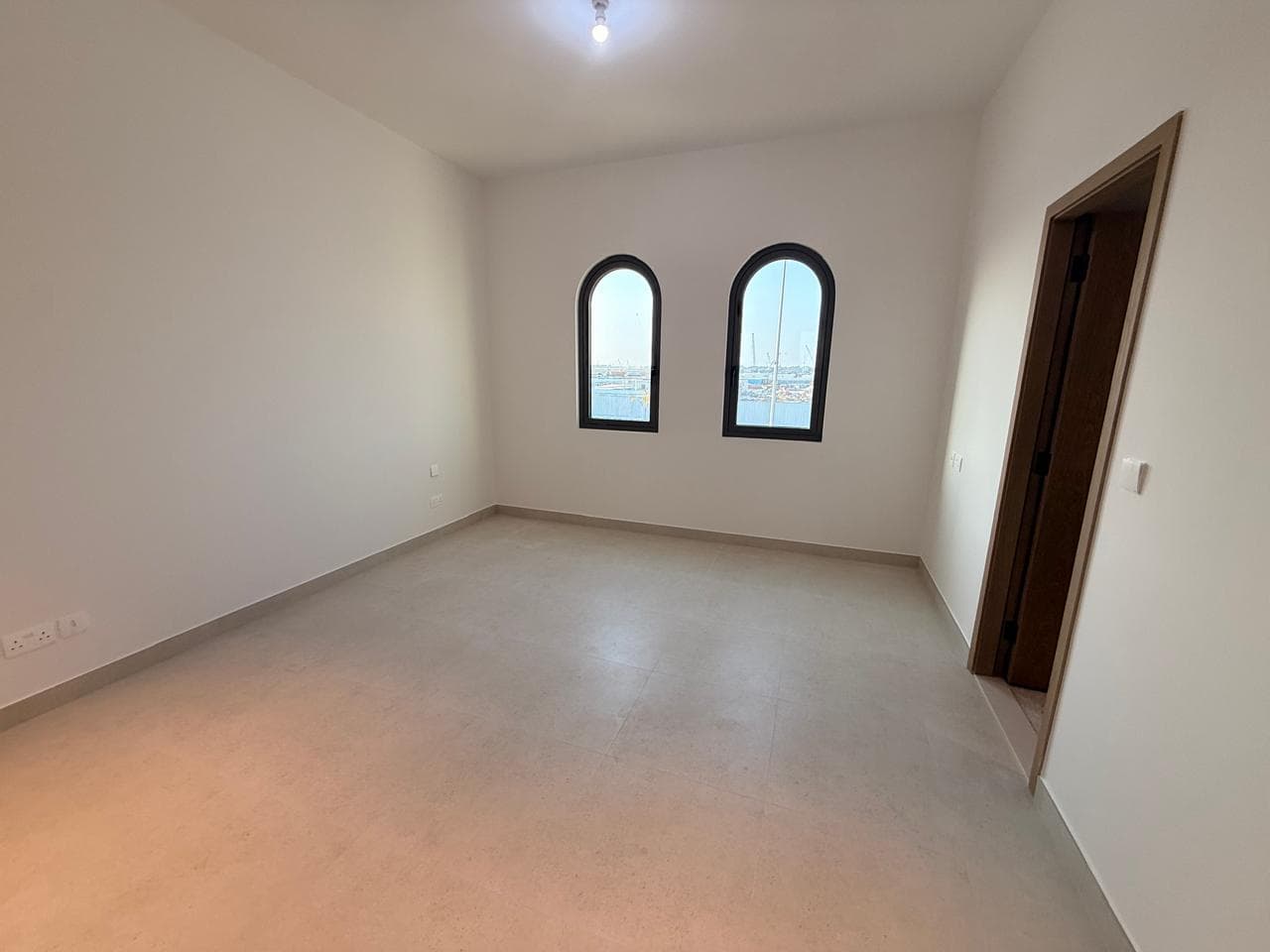 Single Row | Stunning 2BR TH | Prime Location — 3