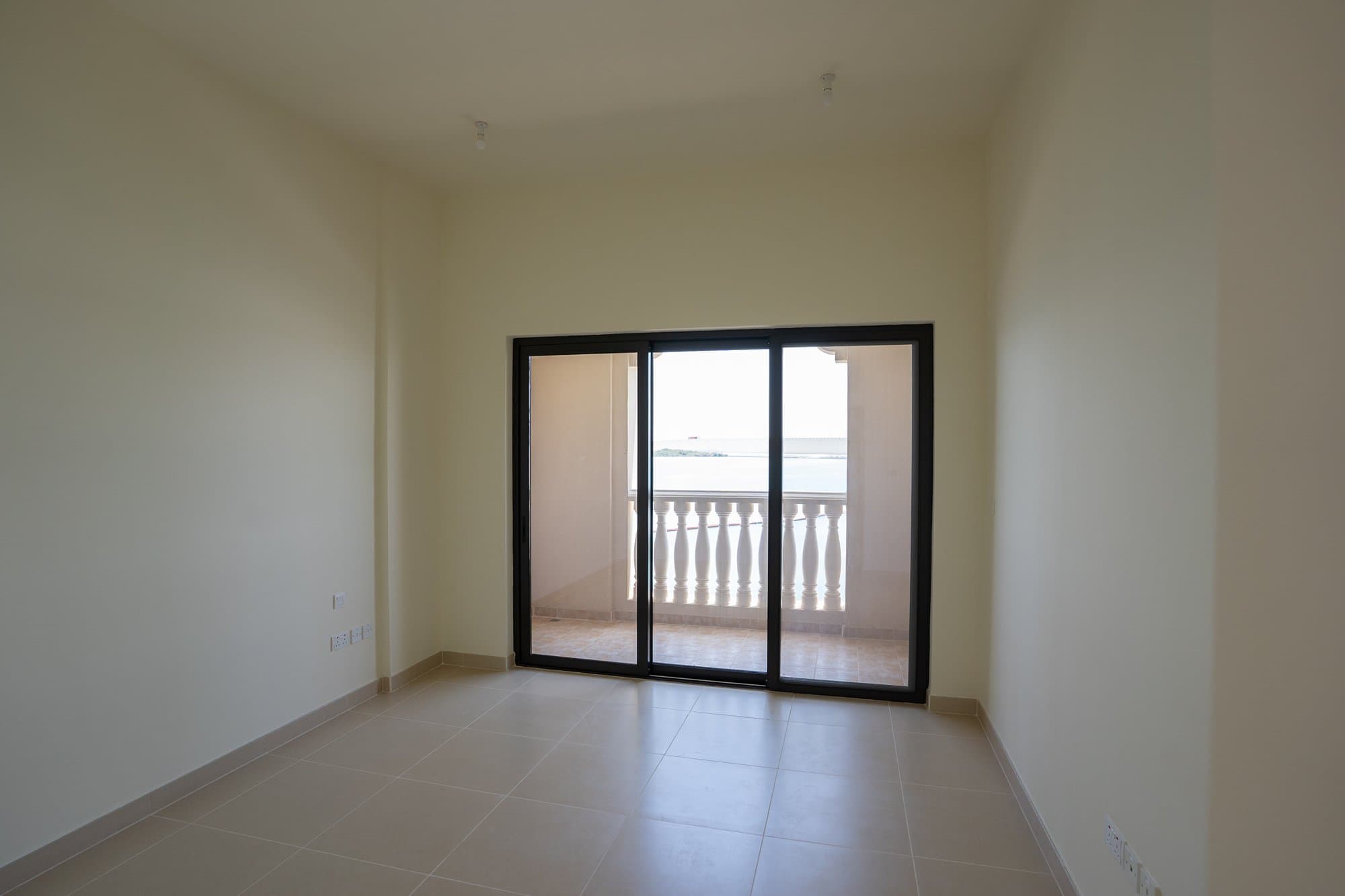 Partial Sea View | Spacious Apt. | Prime Location — 5