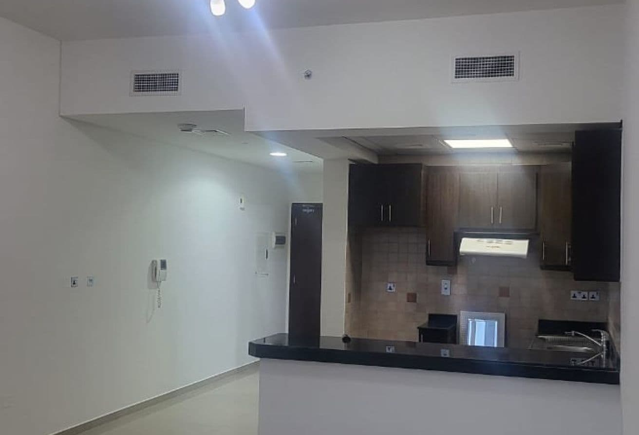 Charming Studio | Great Location | Ready to move — 3