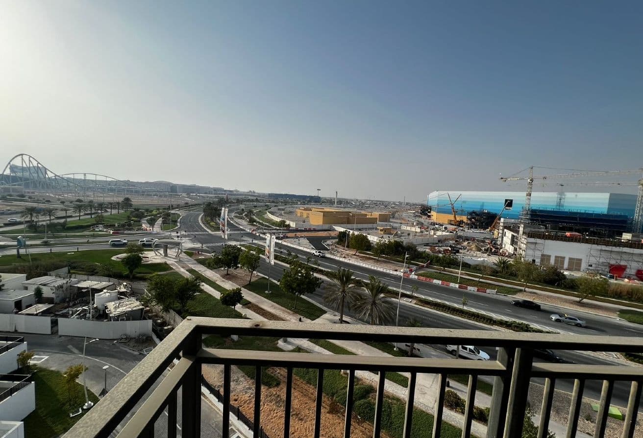 Corner Unit | Sea world & Ferrari View | Prime Loc — 13