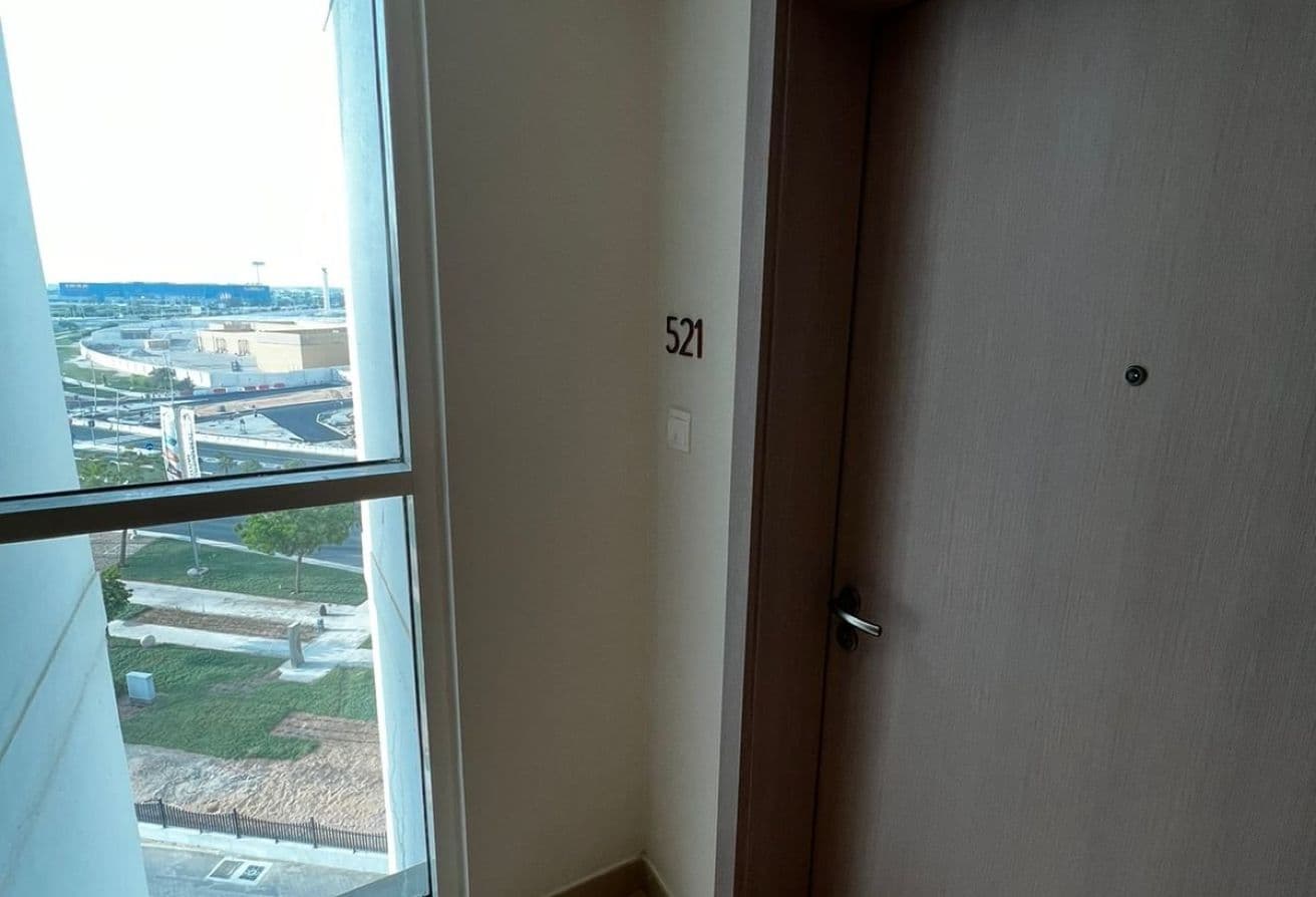 Corner Unit | Sea world & Ferrari View | Prime Loc — 6
