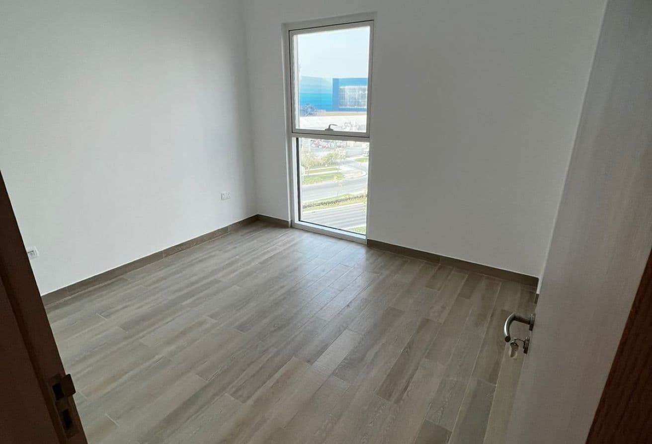 Corner Unit | Sea world & Ferrari View | Prime Loc — 4