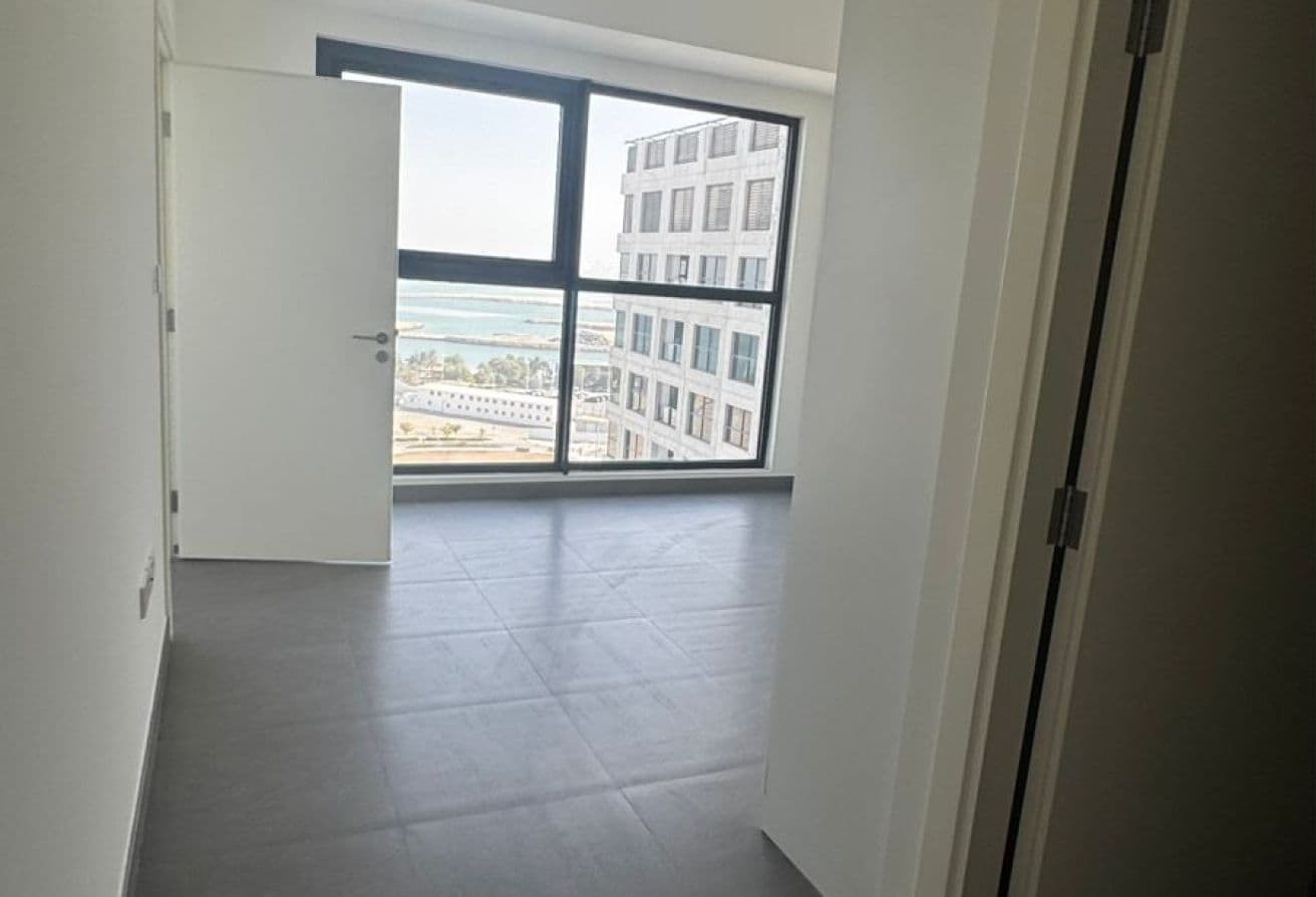 Huge Balcony | Full Sea View | Great Investment — 4