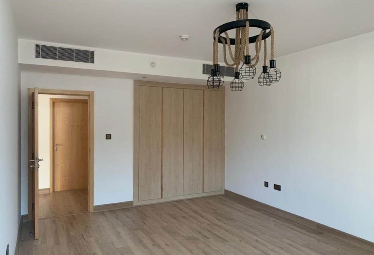Elegant 1BR | Vibrant Apartment | Prime Area — 6